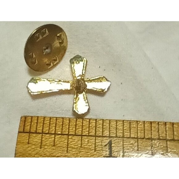 NOS NWOT TINY Goldtone 6/8" Crucifix Cross True Vtg 70s pin pinback - Picture 5 of 5